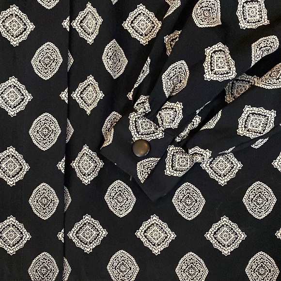Anne Klein Black and White Print Blouse Button down Long Sleeve Flowy Material - Picture 3 of 10
